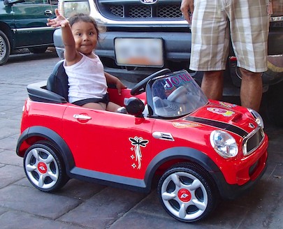 Mexico sailing blog Zihuatanejo girl in toy car