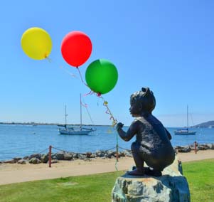Statue of kid with balloons