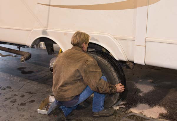 Replacing the wheels on a fifth wheel trailer