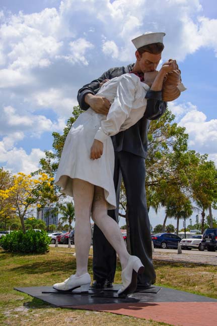 Undonditional Surrender WWII sculpture Sarasota Florida