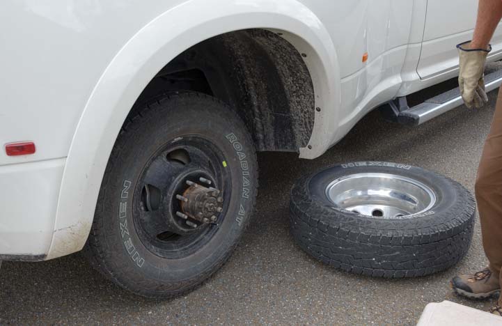 How to Remove Dually Wheels 