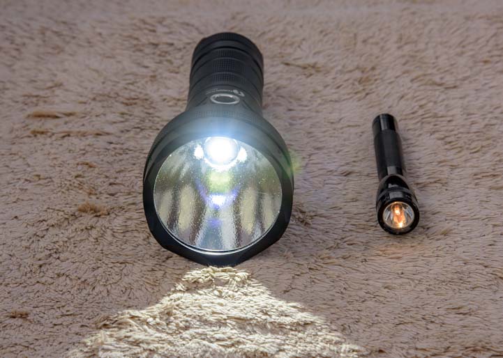 Lumintop SD75 LED flashlight