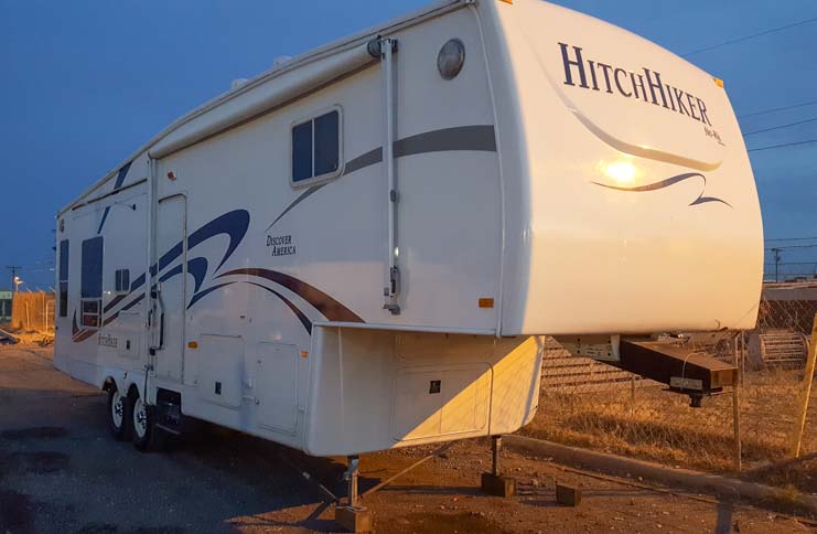 Hitchhiker fifth wheel trailer sustained little damage in 5th wheel trailer rollover accident