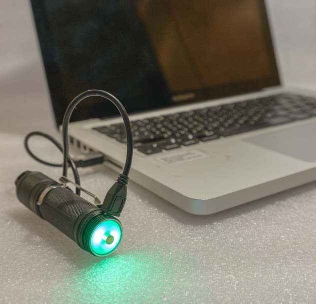 Lumintop EDC25 1000 lumen flashlight turns green when charging