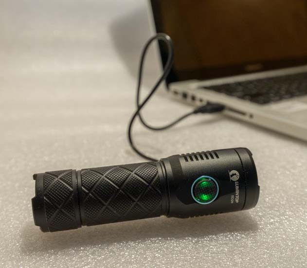 Lumintop SD26 flashlight 1000 lumens charging from laptop