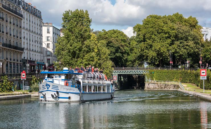 Canal boat tour in Paris