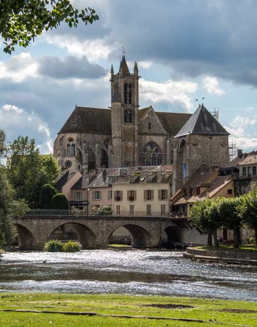 Cathedral Moret sur Loing France-min