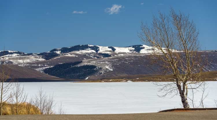 Ice and snow Stawberry Reservoir Utah in early Spring-min