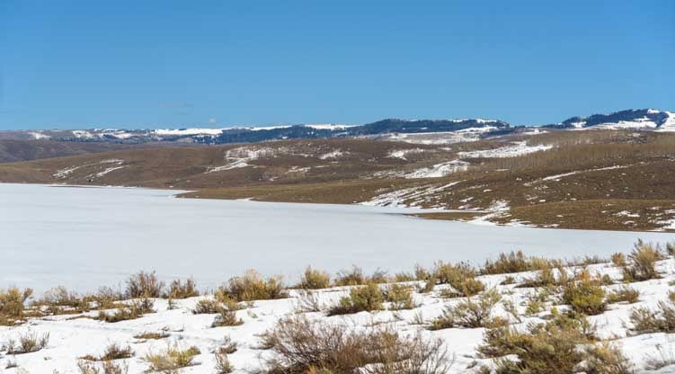 Snowy landscape frozen Stawberry Reservoir Utah in early Spring-min