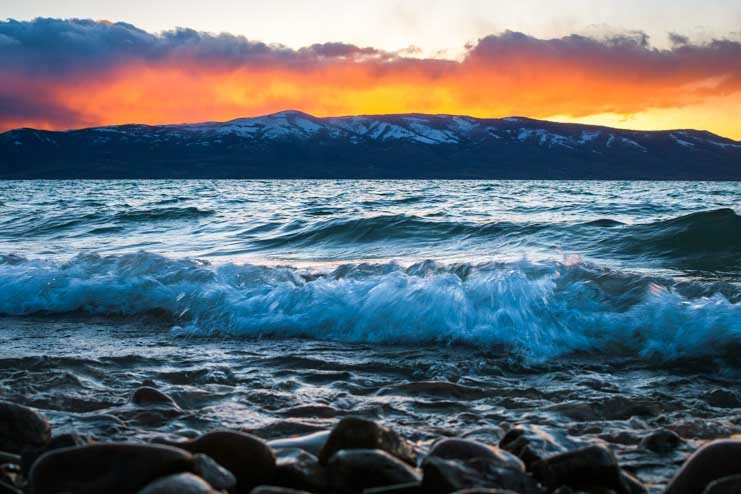 Sunset with waves at Bear Lake Utah-min