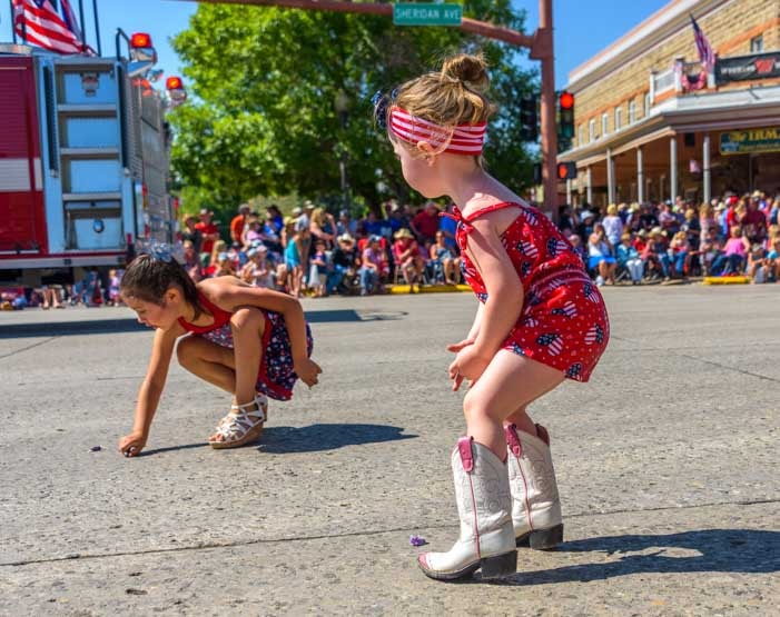 Kids chase candy 4th of July parade Cody Wyoming-min