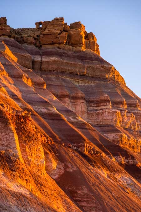 Utah Red rocks glow in early morning light-min