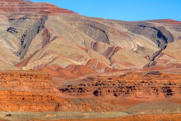 Swirling rock formations in Utah-min