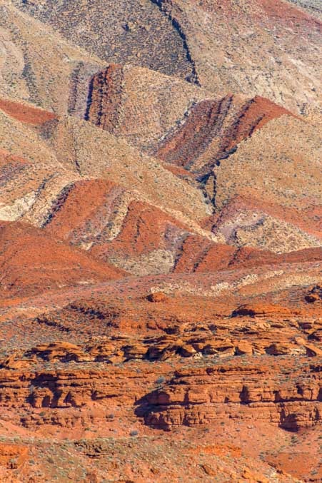 Wave patterns in Utah red rocks-min