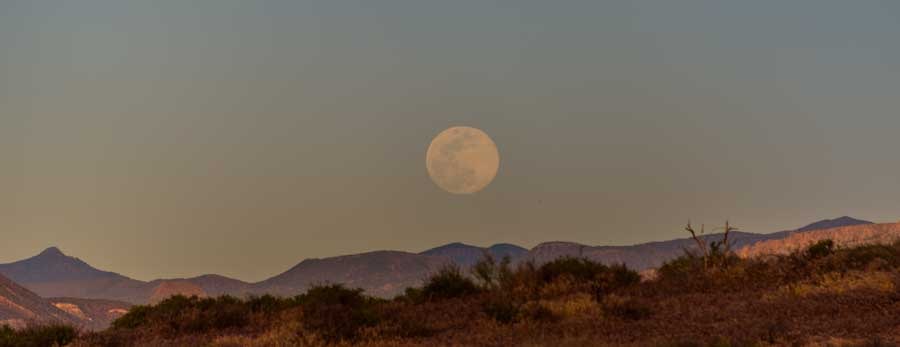 Full moonrise at dusk in Arizona-min