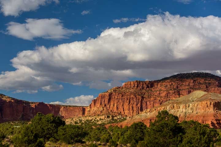 Utah red rock cliffs and clouds-min