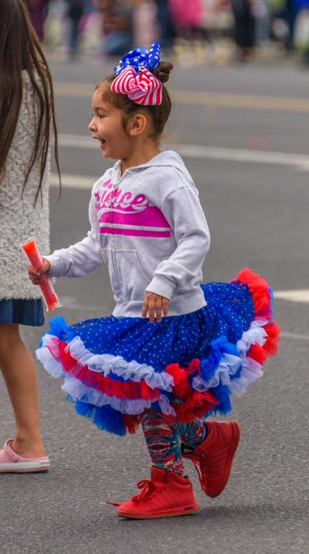 Kids run for candy in 4th of July Parade