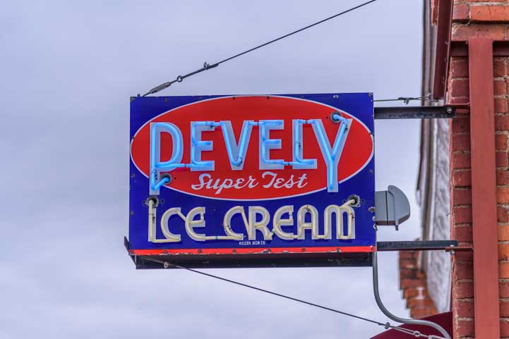 Neon Ice Cream Sign in Pomeroy Washington