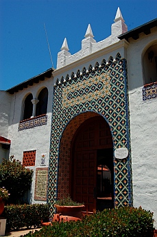 Arched entrance of the Hotel Riviera Pacifico